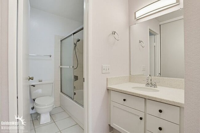 Building Photo - Charming 2Bdm 2Ba Condo with Private Balcony in Heart of Mira Mesa!