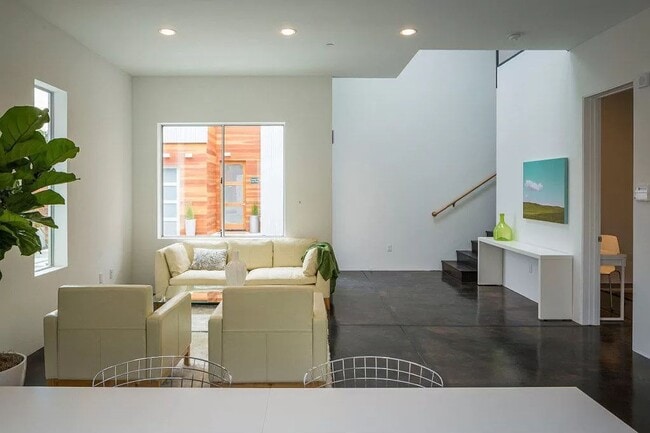 Building Photo - Beautiful Modern 3BR/3BA with In Unit Laun...