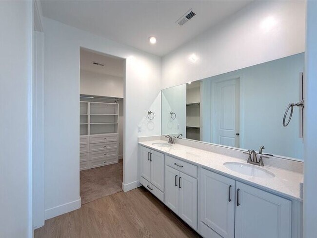 Building Photo - Desert Color Condo 3 bd, 2.5 bt, Extra Large 2 Car Garage Home