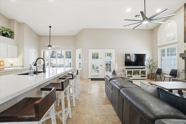 Building Photo - 1909 E Coral Tree Dr