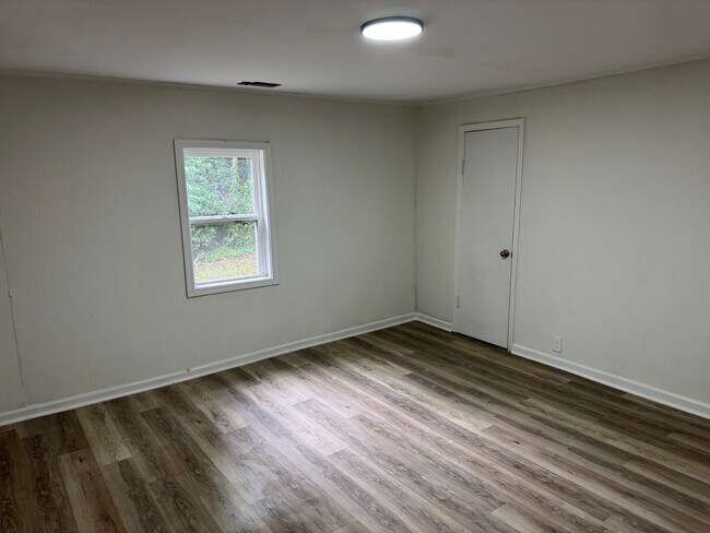 Building Photo - 2 Bedroom 2 Bath Home