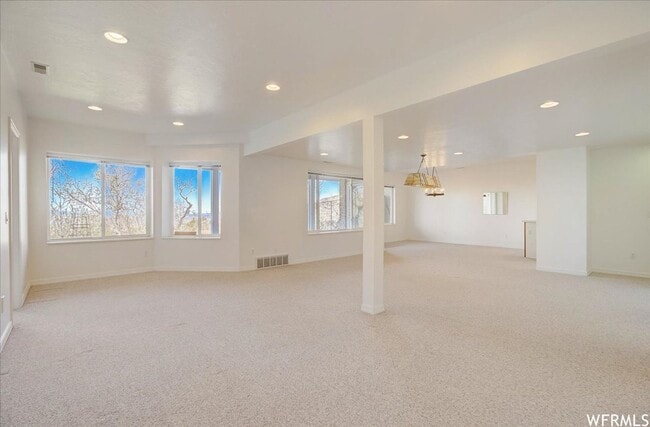 Building Photo - Large 6 Bedroom Home, 3 Car Garage, Gorgeo...
