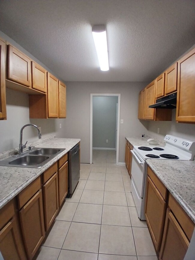 Building Photo - Newly Refreshed 3 bedroom 2 bath Duplex - Open To Section 8