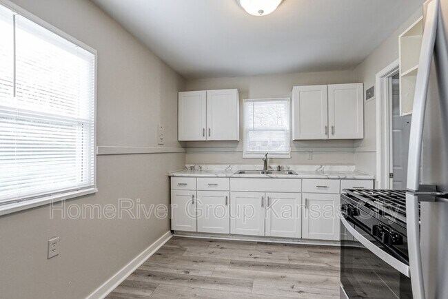 Building Photo - 831 Stewart Ave