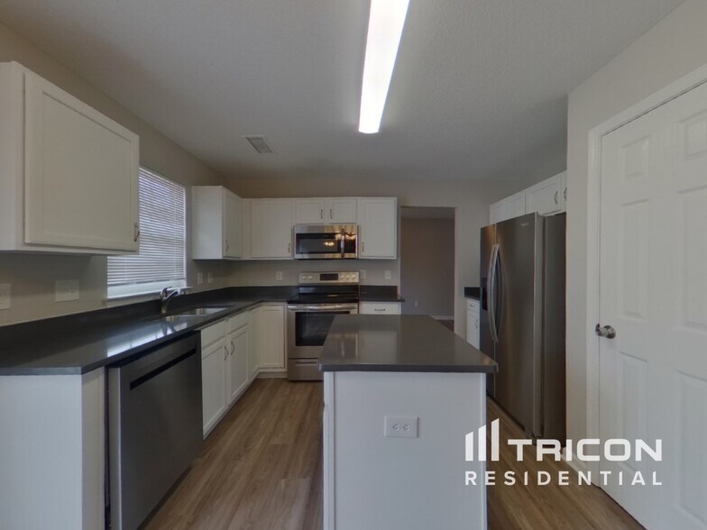 Building Photo - 8605 Appledale Dr