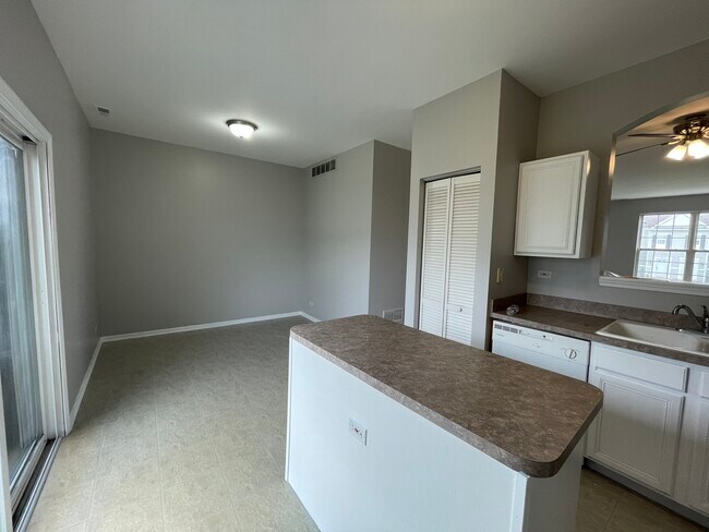 Building Photo - 1624 Fieldstone Dr N