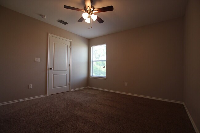 Building Photo - 1 Bedroom 1.5 Bath Townhome for Rent in Li...