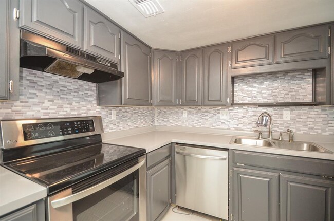 Building Photo - 5303 Lost Forest Dr