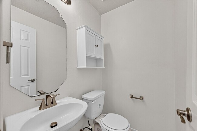Building Photo - 1253 El Camino Village Dr