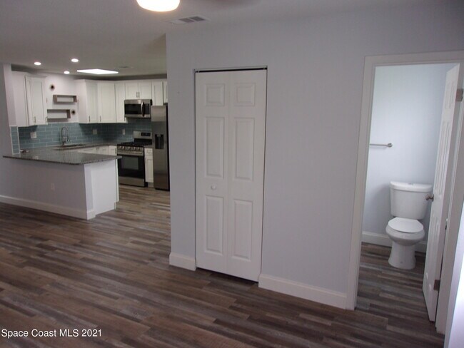 Building Photo - 1240 N Singleton Ave