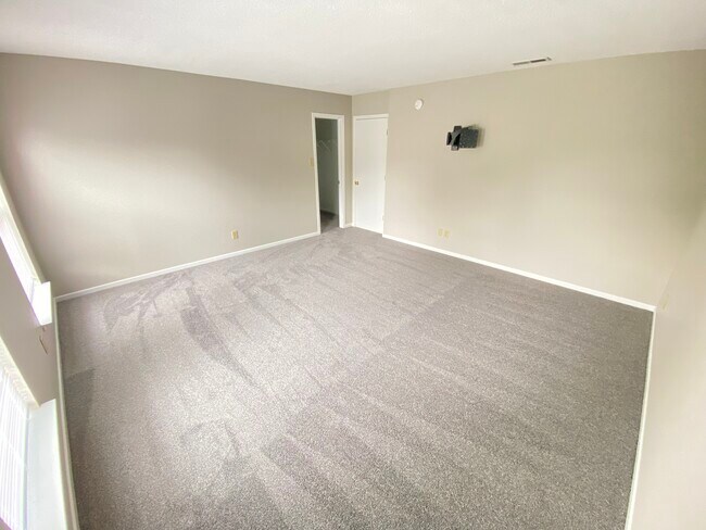 Building Photo - 5843 Amber Ln