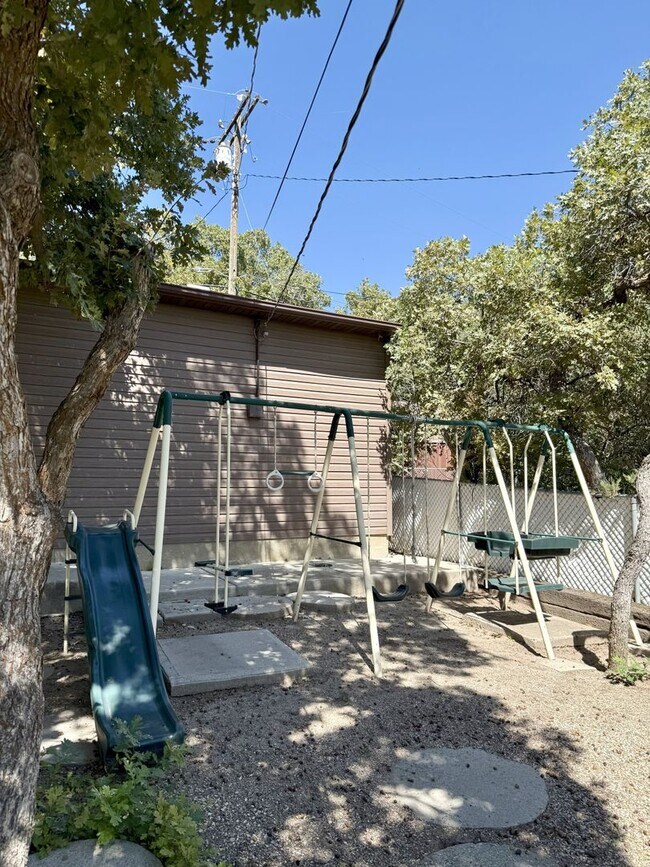 Building Photo - Spacious 5 Bedroom, 2 Bath Home with Moder...