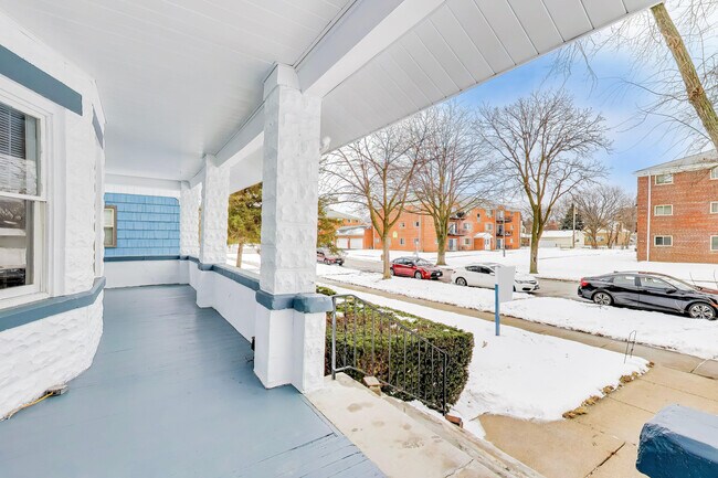 Building Photo - 1638 Oakwood Ave