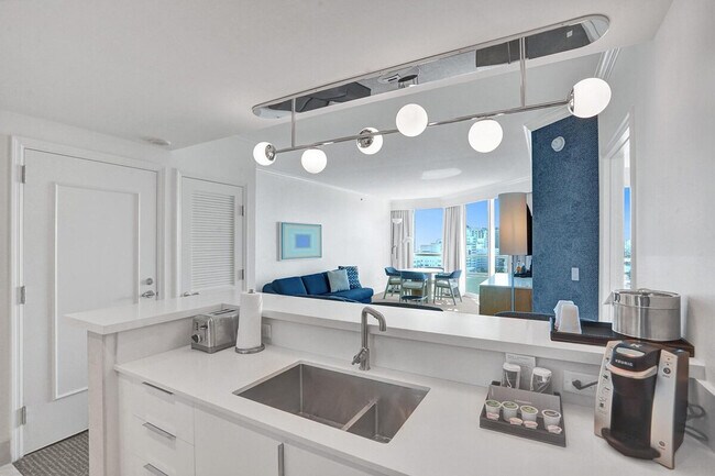 Building Photo - 4441 Collins Ave