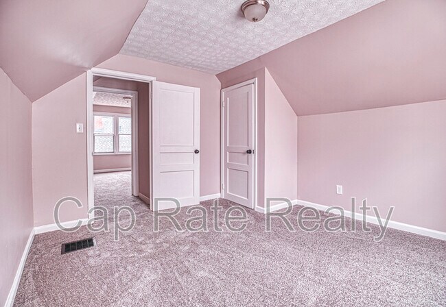 Building Photo - 1143 Duxberry Ave