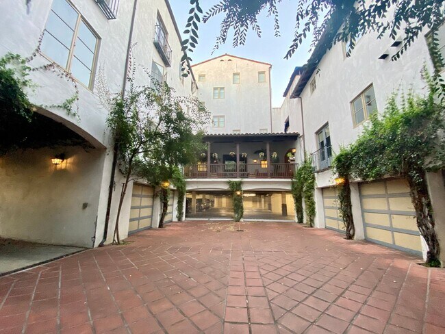 Building Photo - 1414 N Harper Ave