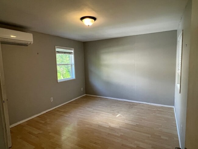 Building Photo - Charming 2 Bed 1 Bath Duplex in Downtown I...