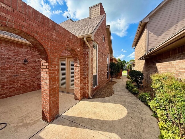 Building Photo - Fantastic Location, Fantastic Exec Home