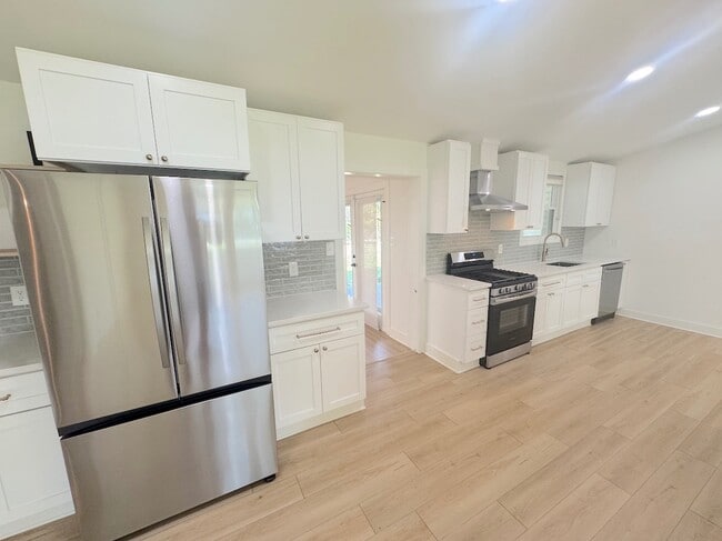 Building Photo - 324 Tanglewood Rd