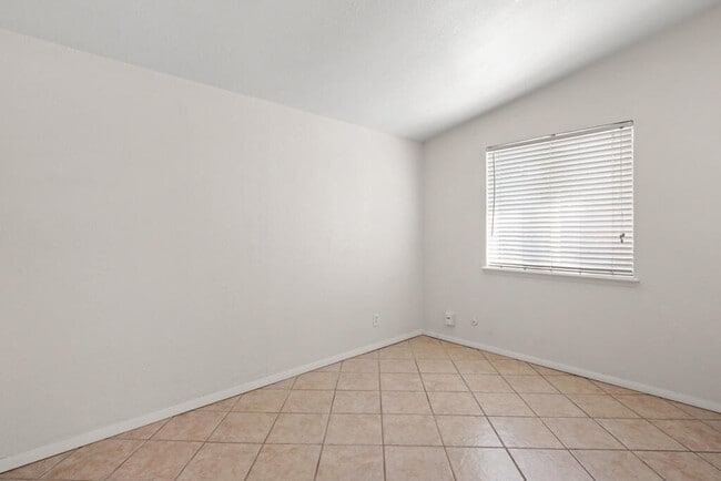Building Photo - 1600 Sumac Dr