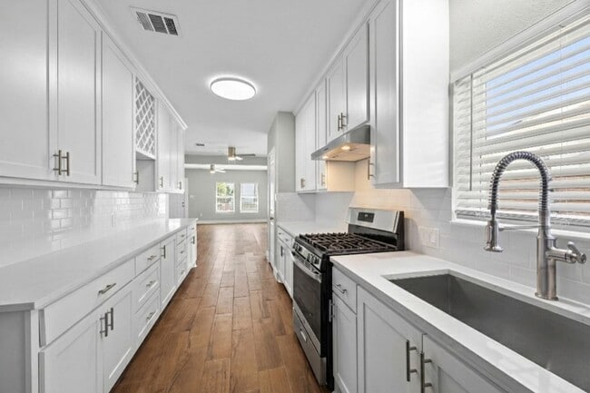 Building Photo - 3916 Kennon St