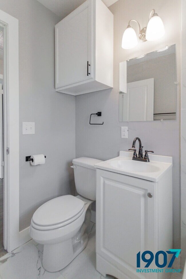 Building Photo - Completely Updated 3-Bed, 2-Bath Home in O...