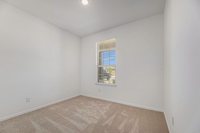 Building Photo - 240 Seven Pnes Dr