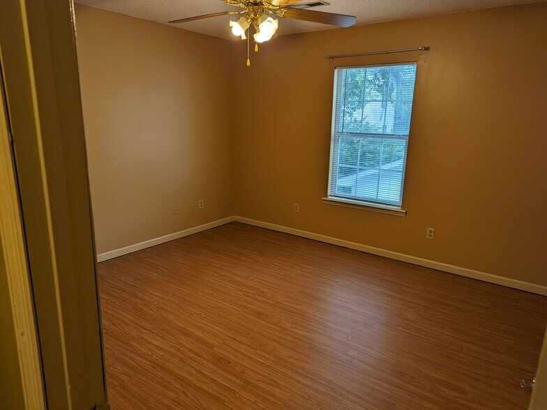 Building Photo - 168 Riverview Dr