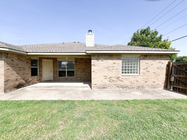 Building Photo - Available NOW!!!! Open floor plan features...