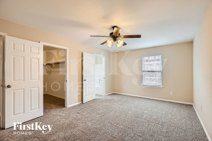 Building Photo - 1925 Cross Oaks Dr