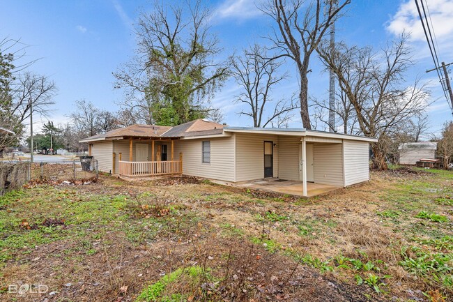 Building Photo - Check Out this 3 bed 2 bath!!