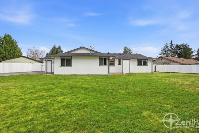 Building Photo - 13801 NE 40th St