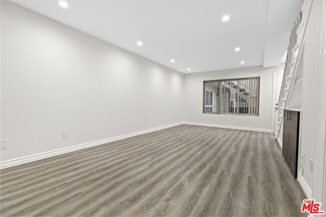 Building Photo - 330 E Dryden St