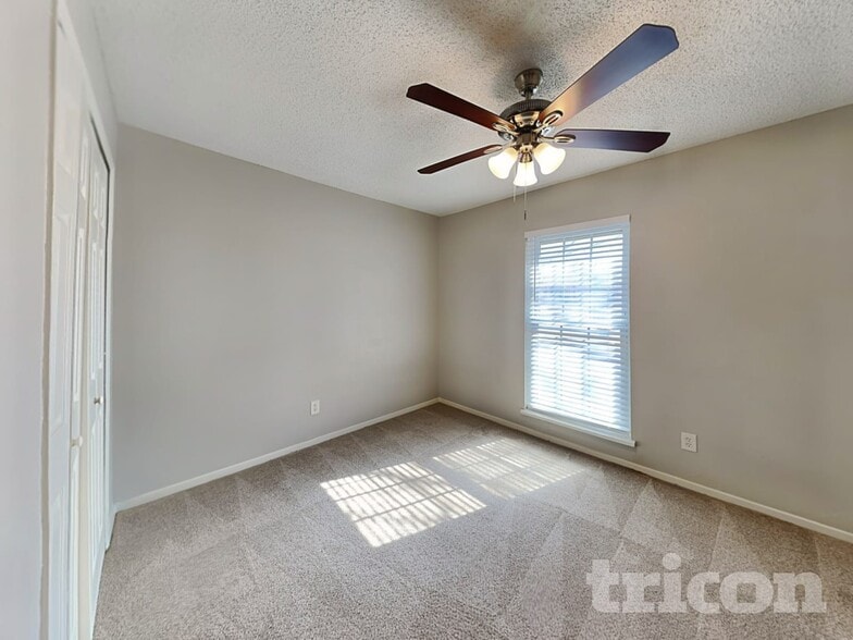 Building Photo - 7437 Sandhurst Ln E