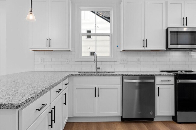 Building Photo - Newly Built 4BD, 3.5BA End-Unit Raleigh To...