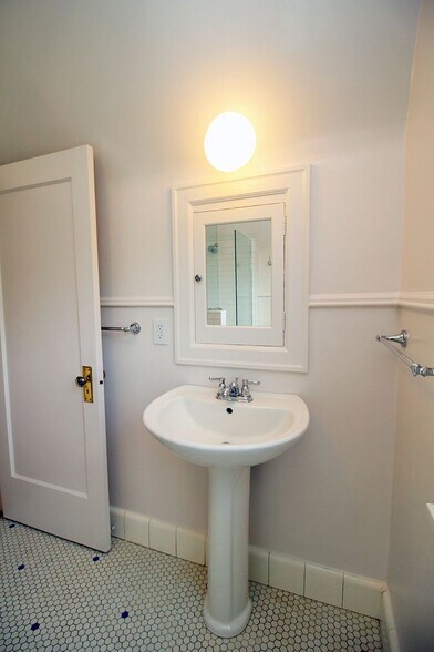 Building Photo - 2703 NW Raleigh St