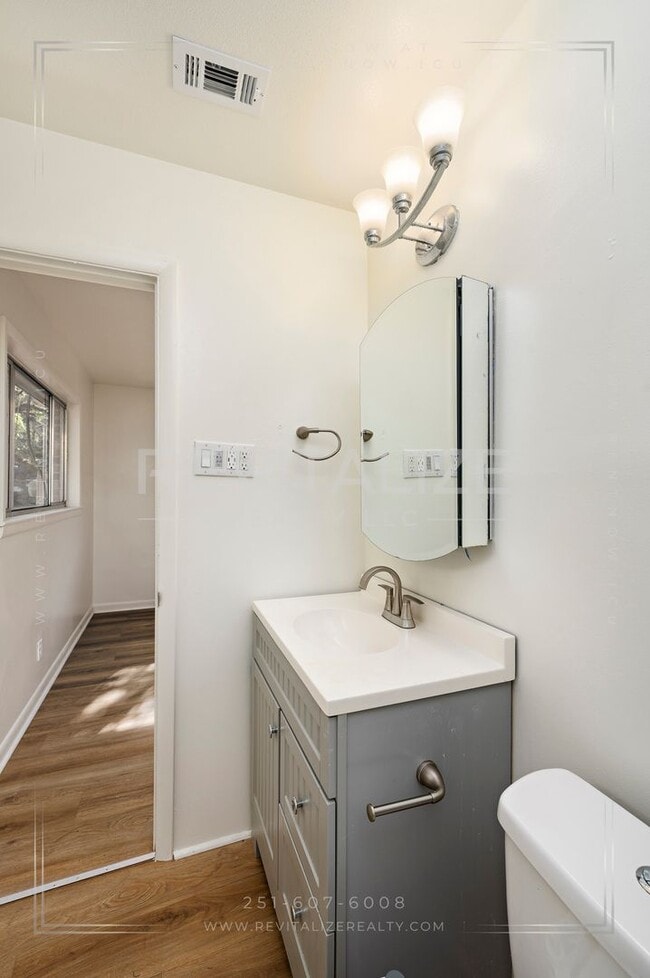 Building Photo - FREE DECEMBER RENT + HALF-DEPOSIT SPECIAL! Spacious 4-Bed 2-Bath Brick Home in West Mobile