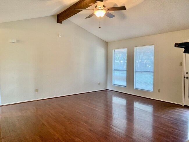 Building Photo - 3 bedroom Home - Large fenced yard - Shade...