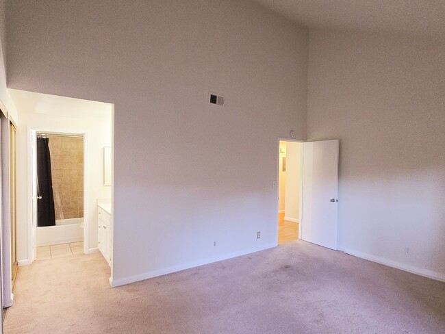 Building Photo - Spacious Townhome in Fairview