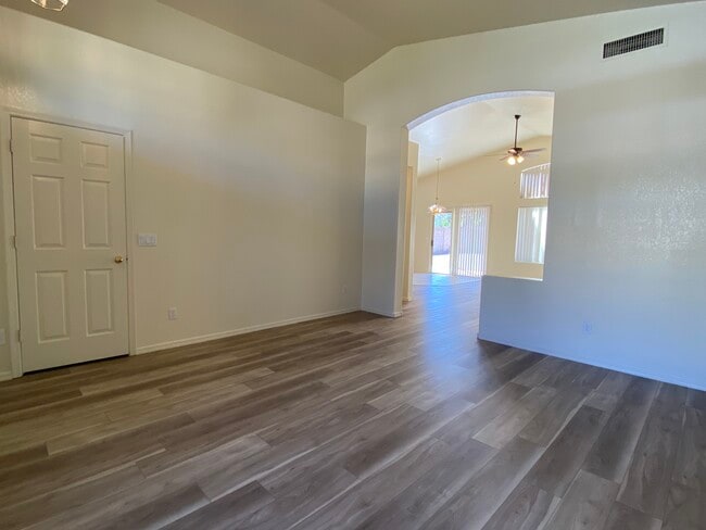 Building Photo - 763 W Canary Way