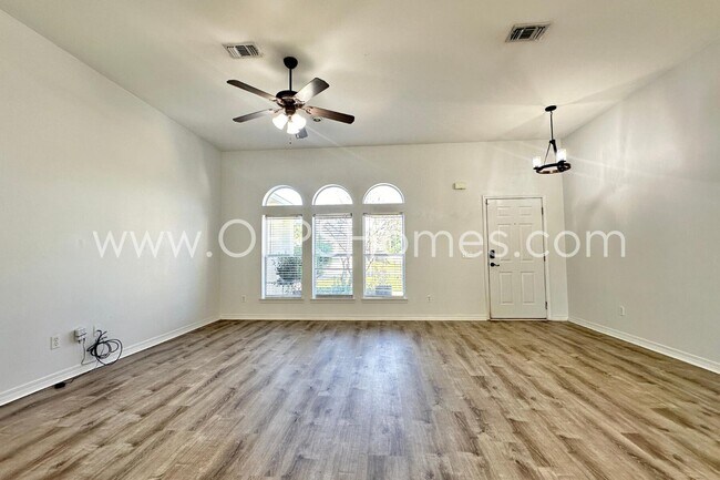 Building Photo - 2426 Houston Cir
