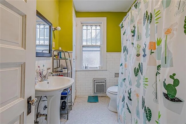 Bathroom with tub/shower combo - 215 E End Ave