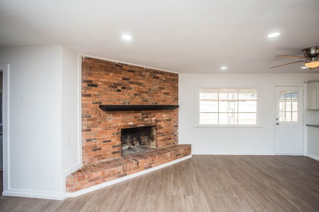 Building Photo - Short-Term Lease!