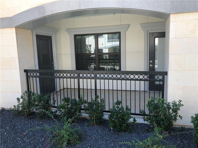 Building Photo - 200 Maple Ln