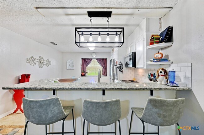 Building Photo - 104 Lago Vista