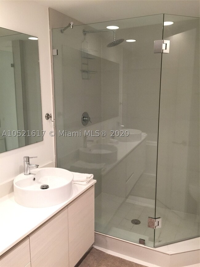 Building Photo - 2600 Hallandale Ave