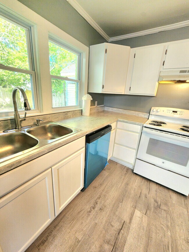 kitchen - 321 Stonewall Ave S