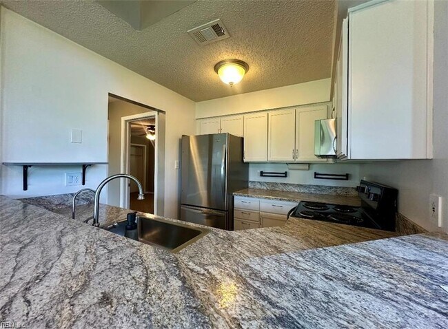 Building Photo - 4044 Laurel Green Cir