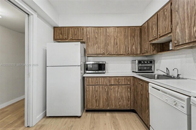 Building Photo - 3150 N Palm Aire Dr
