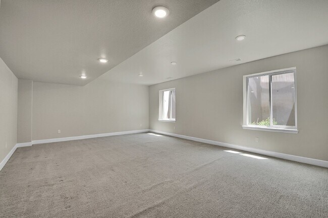 Building Photo - $2,895.00 - $500 OFF First Month's Rent - ...